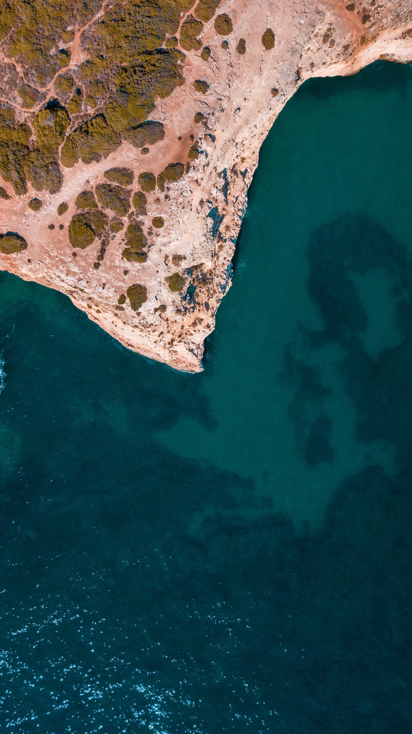 Bateau au mouillage vu du ciel, eaux turquoise de Corse