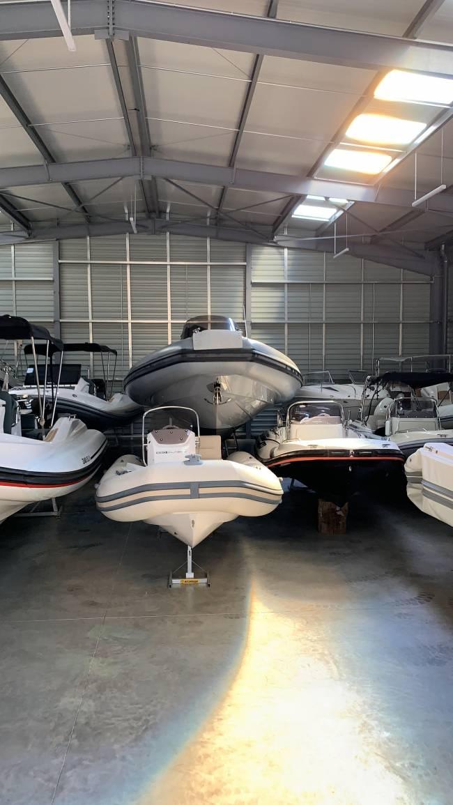 Bateaux en hivernage sous hangar couvert