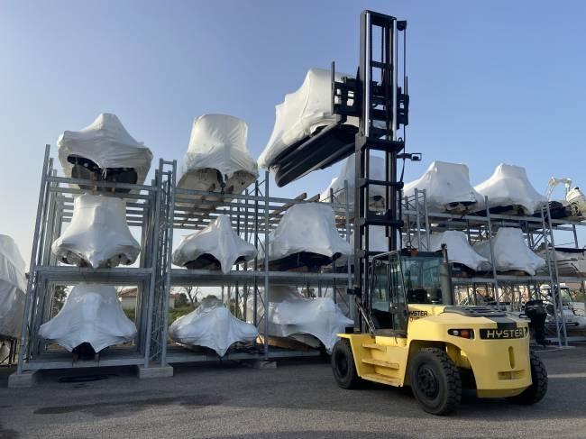 Bateaux stockés à terre sur parc fermé